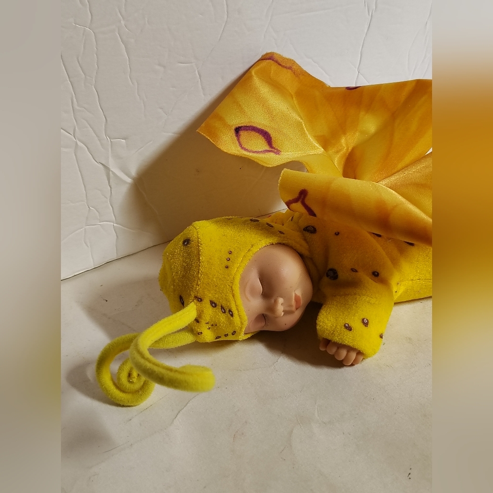 Anne Geddes Sleeping Baby Butterfly Bean Bum Vintage 2001 Yellow 9 1/2"